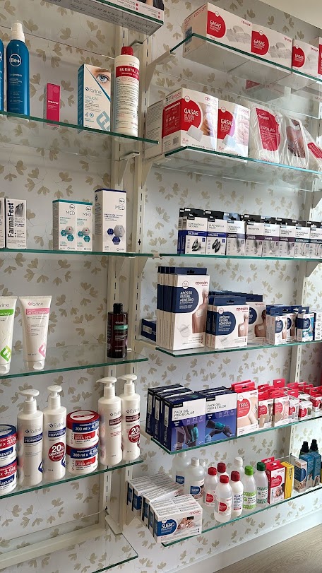 Estantería real de productos de Farmacia La Muela