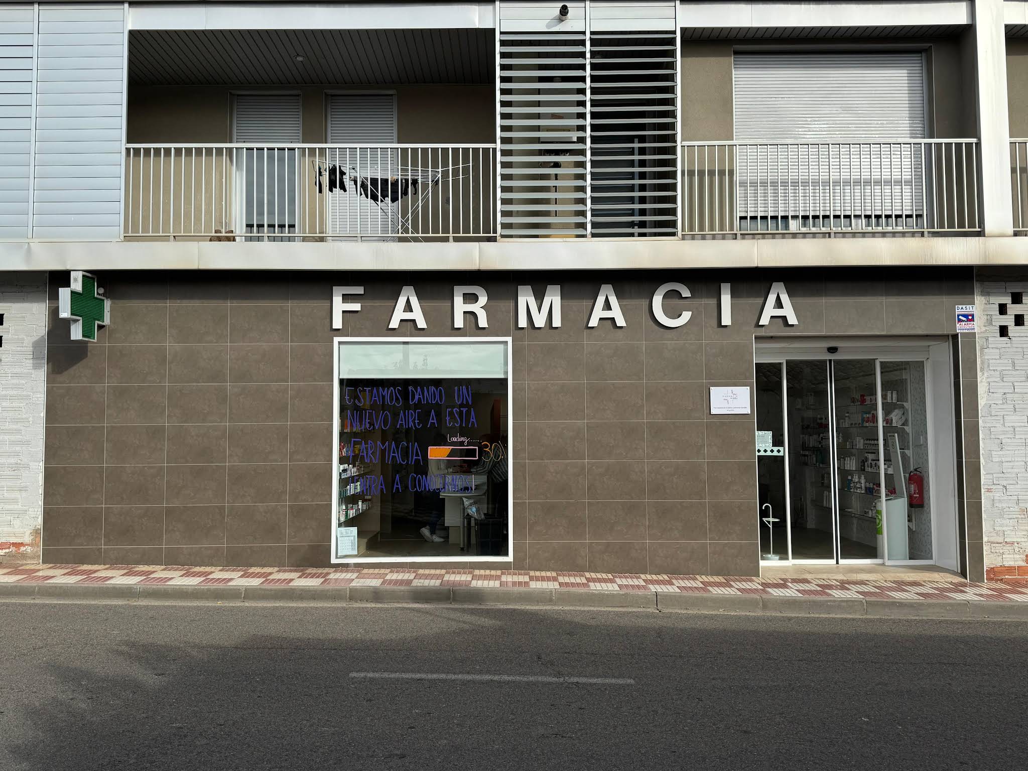 Fachada real de Farmacia La Muela